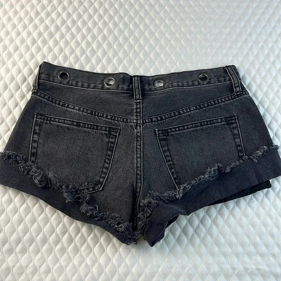 Free People Cut Off Frayed Cuffed Hem Mid Rise Denim Shorts Grommet Waist Sz 26 - Picture 2 of 12
